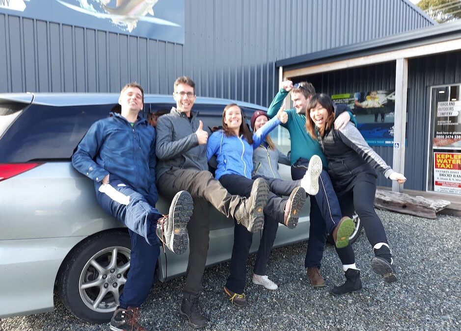 10 BENEFITS OF HIKING WITH FRIENDS AND FAMILY