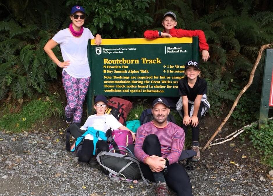 10 BENEFITS OF HIKING WITH FRIENDS AND FAMILY